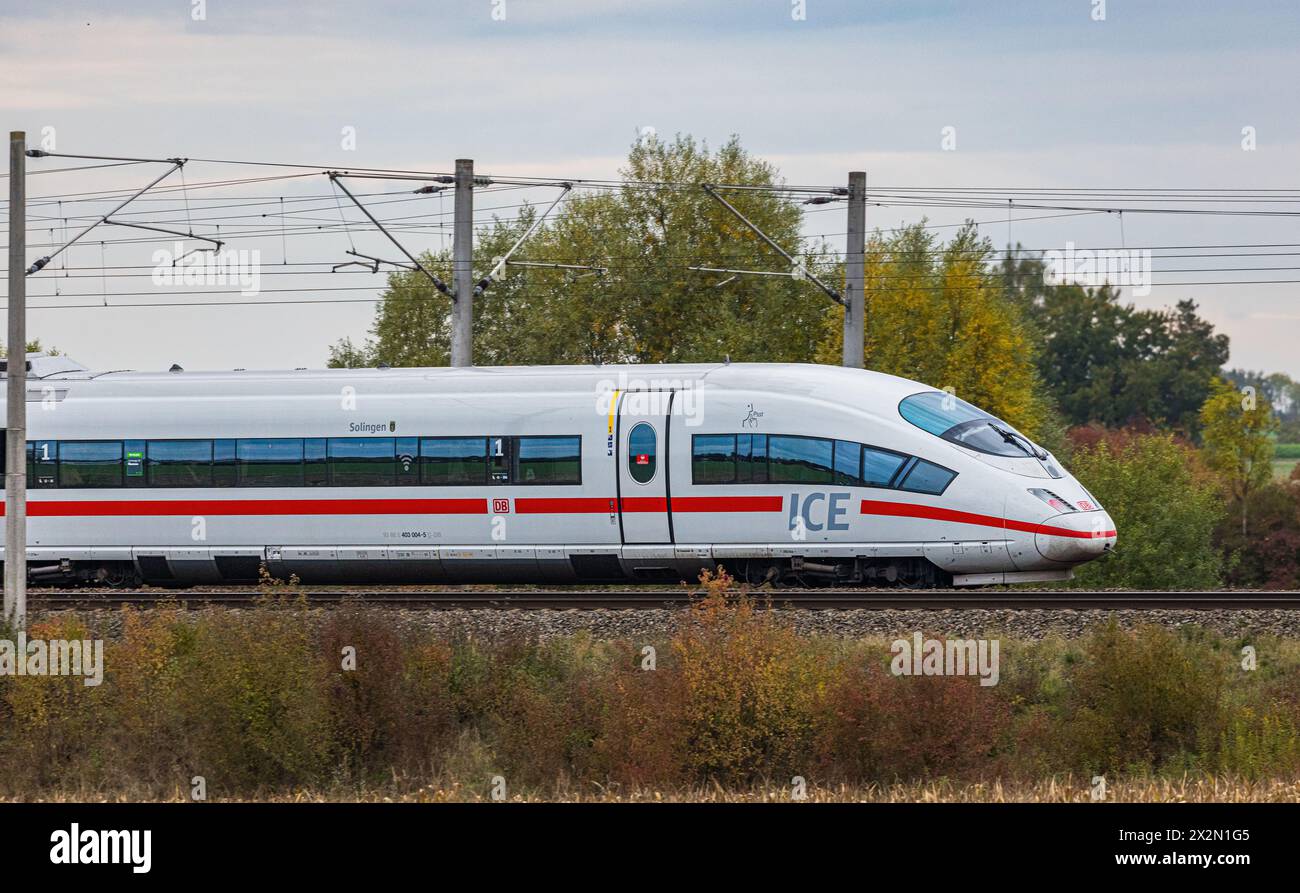 Auf der Bahnstrecke zwischen München und Nürnberg fährt ein ICE 4 der Deutschen Bahn. (Hebertshausen, Deutschland, 10.10.2022) Stock Photo