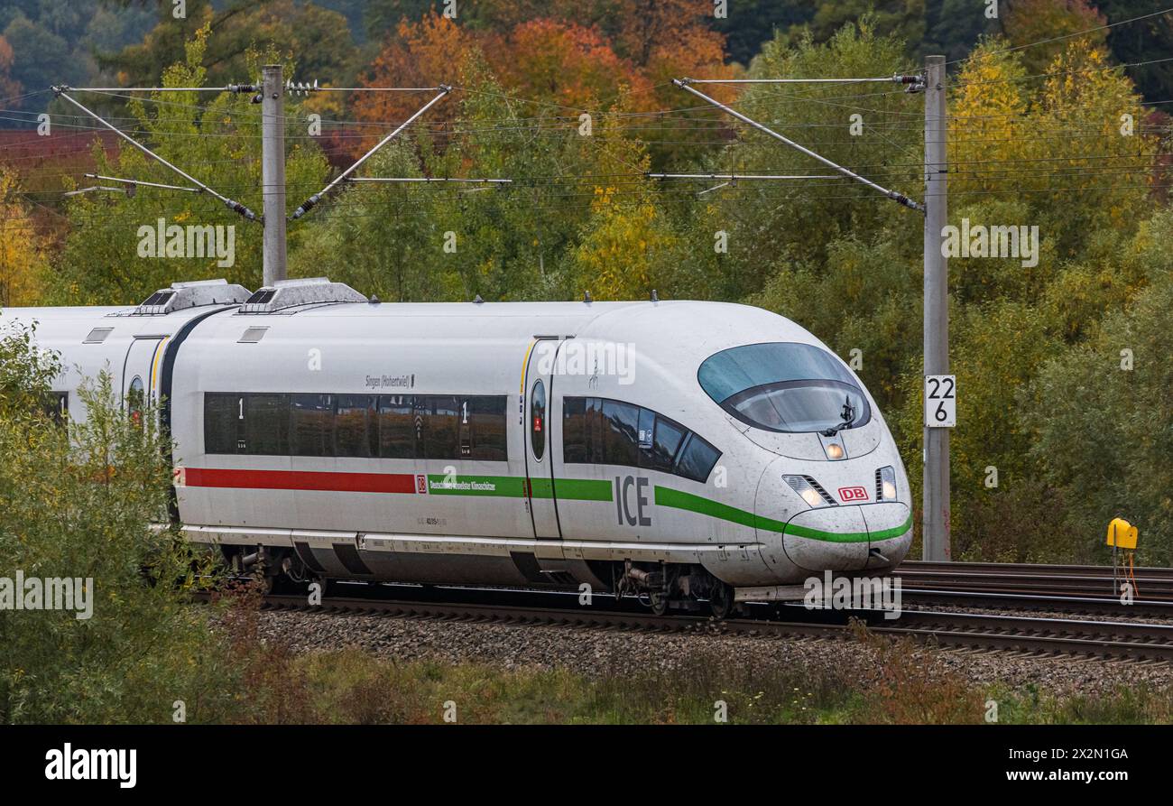 Auf der Bahnstrecke zwischen München und Nürnberg fährt ein ICE 4 der Deutschen Bahn. (Hebertshausen, Deutschland, 10.10.2022) Stock Photo