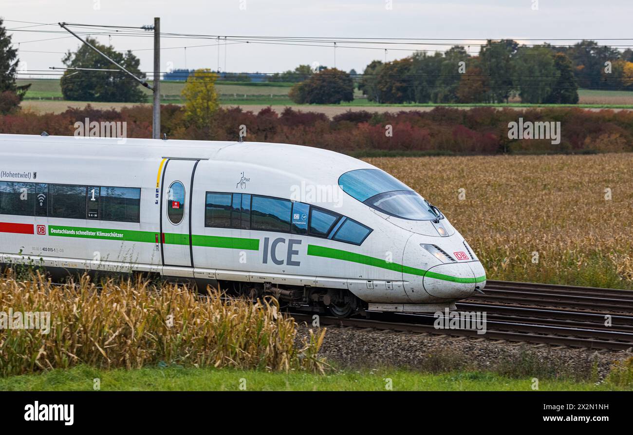 Auf der Bahnstrecke zwischen München und Nürnberg fährt ein ICE 4 der ...