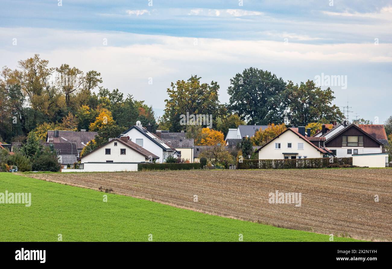 Blick auf die Gibelhäuser der Gemeinde Hebertshausen im Freistaat Bayern. (Hebertshausen, Deutschland, 10.10.2022) Stock Photo