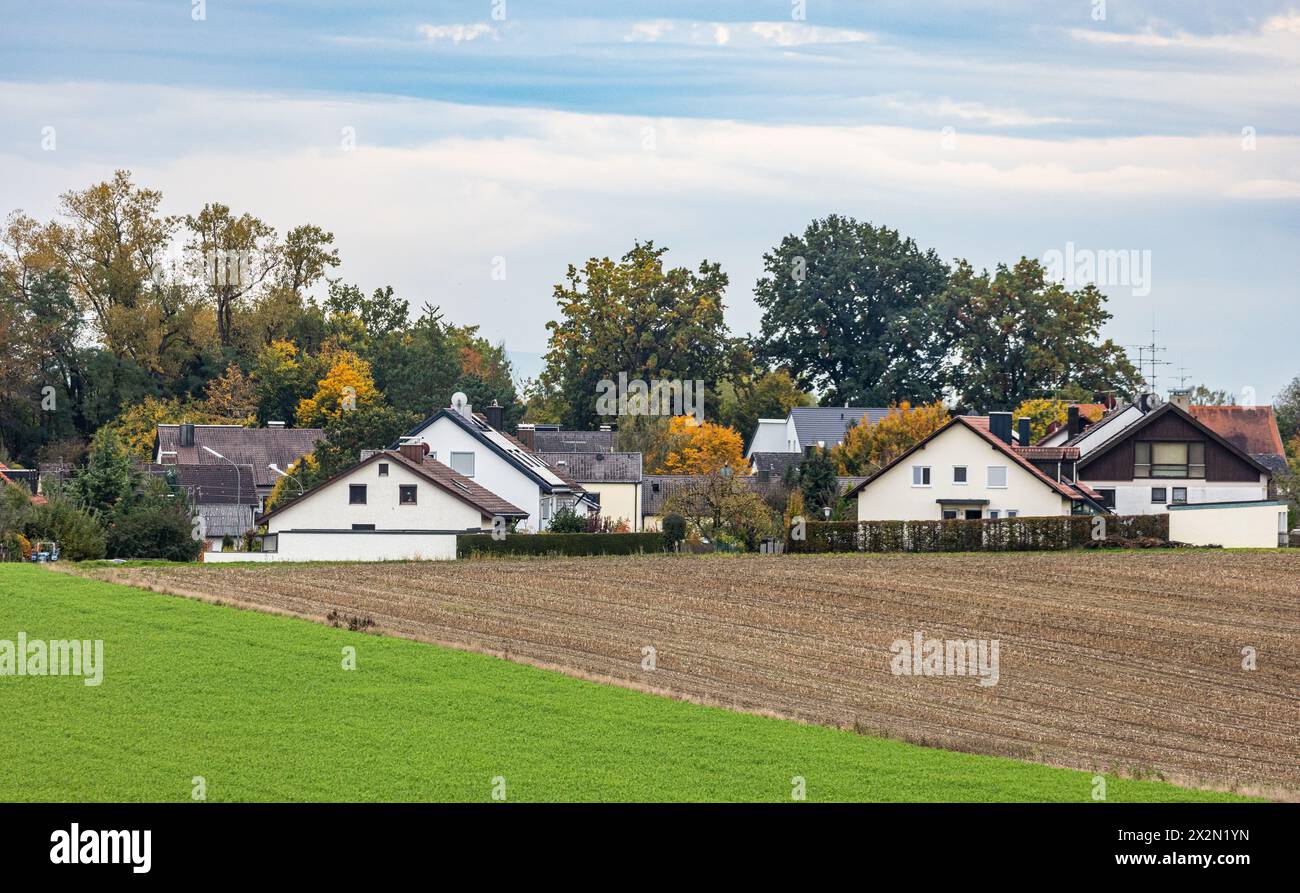 Blick auf die Gibelhäuser der Gemeinde Hebertshausen im Freistaat Bayern. (Hebertshausen, Deutschland, 10.10.2022) Stock Photo
