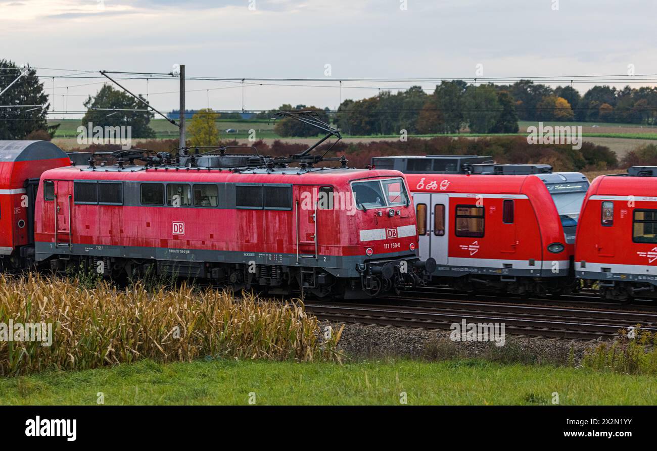 Ein Zug mit einer Doppelstockkomposition und einer Lokomotive der Baureihe 111 der Deutschen Bahn in Richtung München unterwegs. Auf der Bahnstrecke z Stock Photo