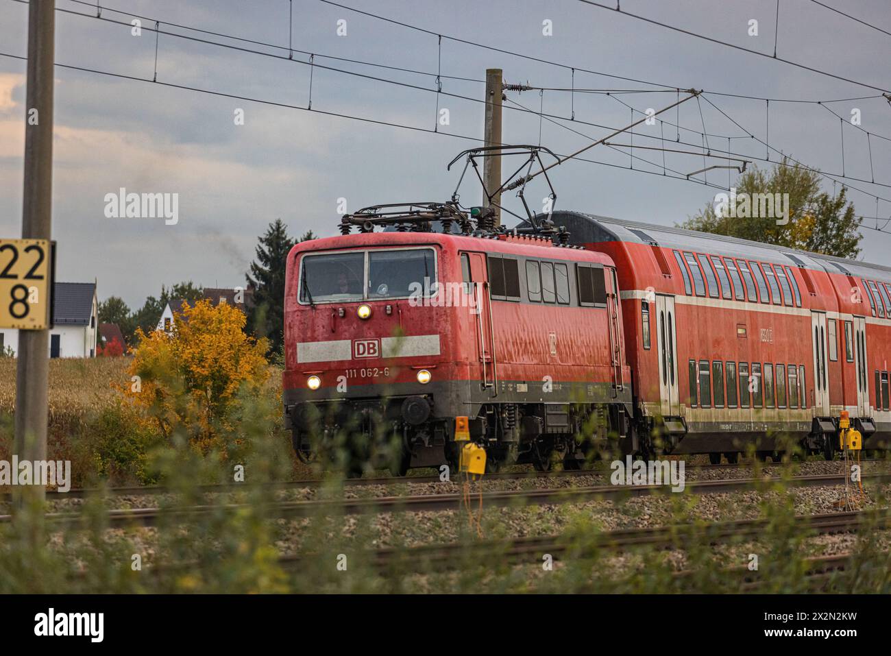 Ein Personenzug mit einer Lokomotive der Baureihe 111 der Deutschen Bahn ist mit Doppelstockwagen auf der Bahnstrecke zwischen Nürnberg und München un Stock Photo