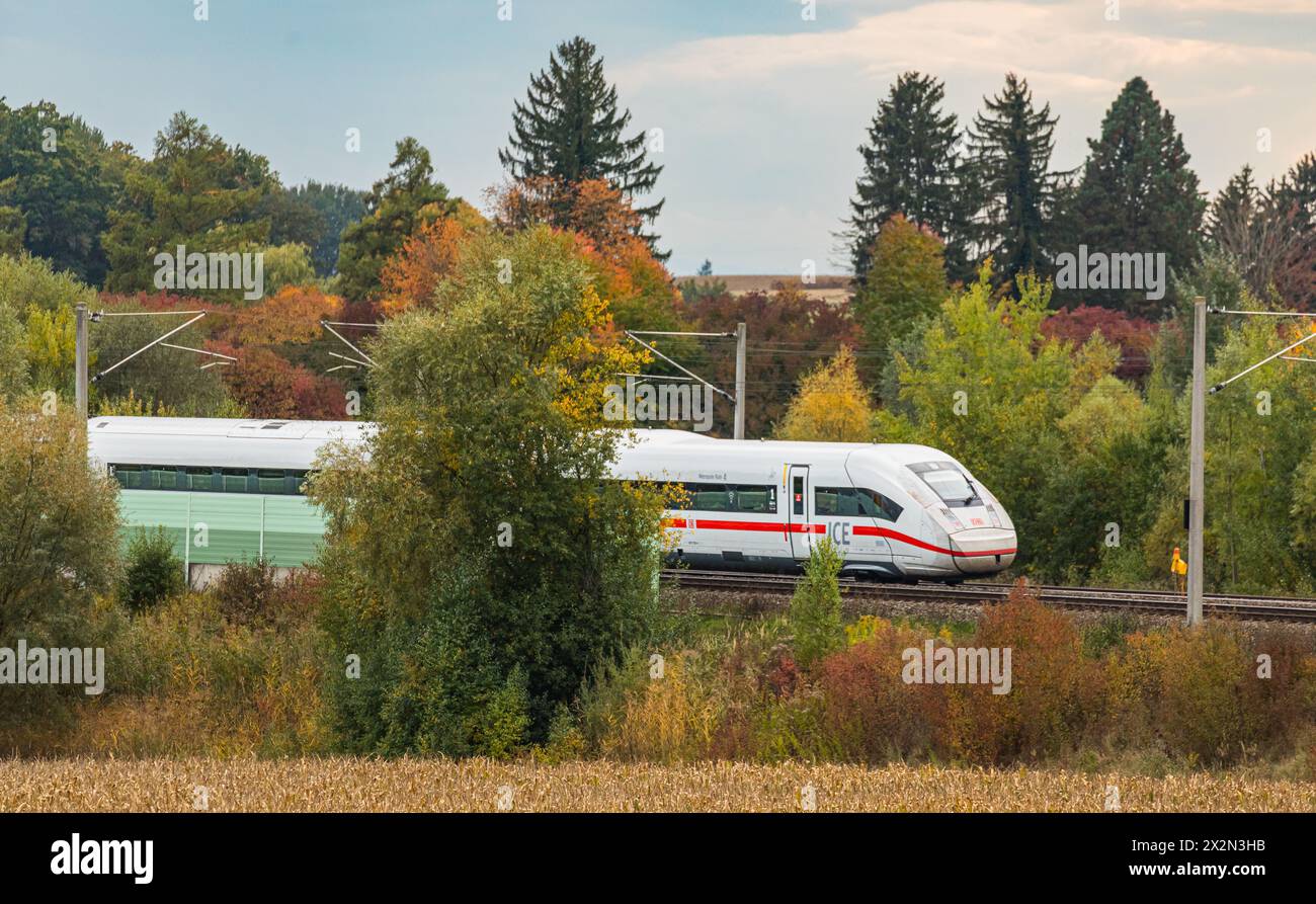 Ein ICE 4 der Deutschen Bahn auf der Bahnstrecke zwischen München und Nürnberg. Der Zug fährt in Fahrtrichtung München. (Hebertshausen, Deutschland, 1 Stock Photo