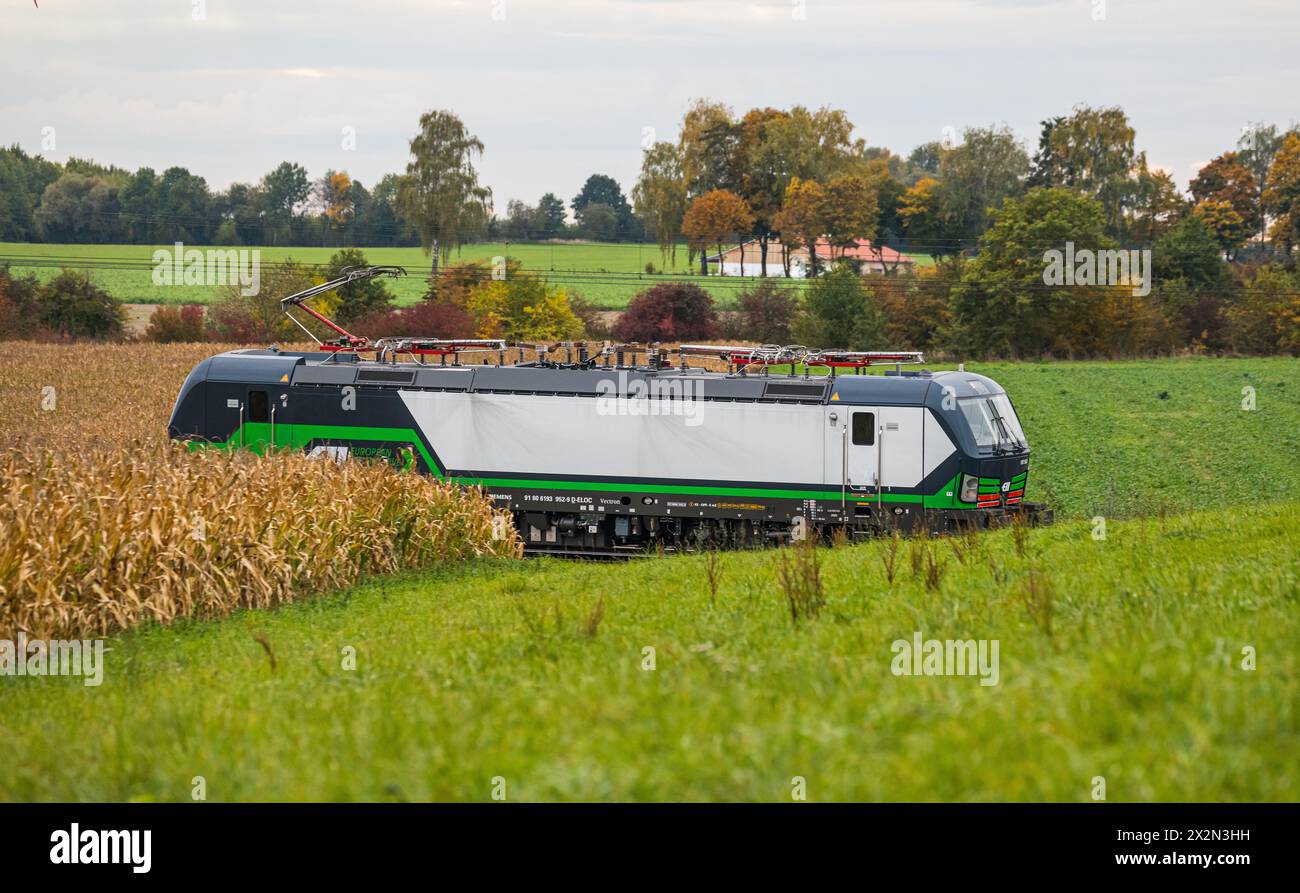 Eine Siemens Vectron Elektrolokomotive auf der Bahnstrecke zwischen München und Nürnberg. (Hebertshausen, Deutschland, 10.10.2022) Stock Photo