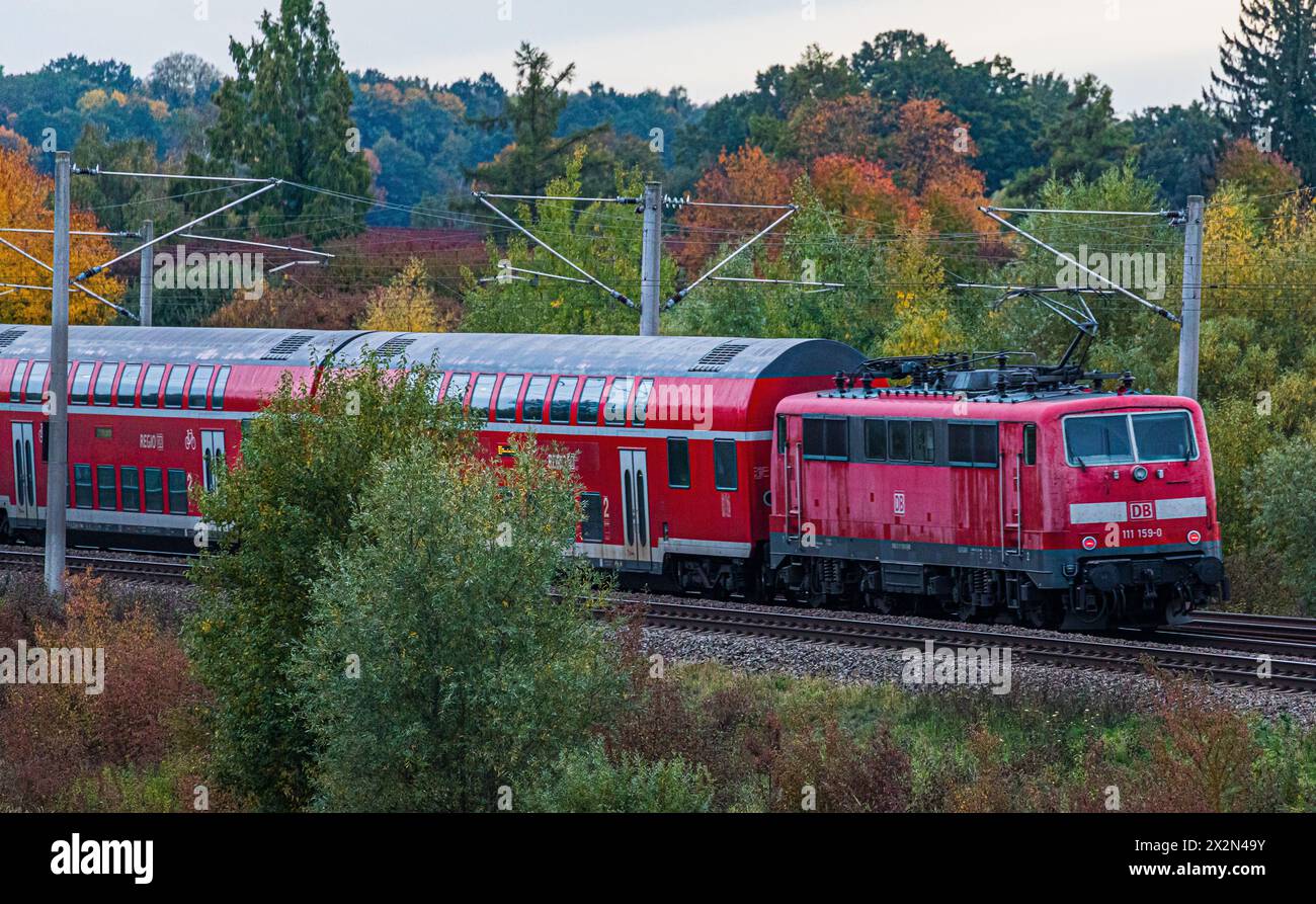 Ein Zug mit einer Doppelstockkomposition und einer Lokomotive der Baureihe 111 der Deutschen Bahn ist von Fahrtrichtung Nürnberg in Richtung München u Stock Photo