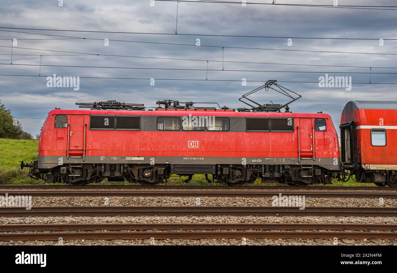 Ein Personenzug mit einer Lokomotive der Baureihe 111 der Deutschen Bahn ist mit Doppelstockwagen auf der Bahnstrecke zwischen Nürnberg und München un Stock Photo