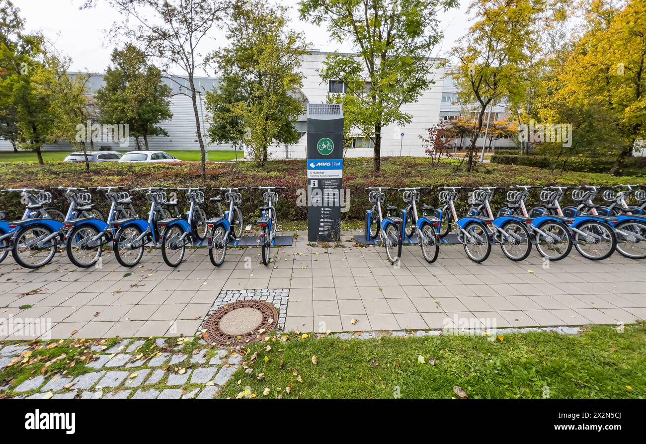 Beim Forschungszentrum Garching können Fahrräder geliehen werden. Ein Angebot der Münchner Verkehrsgesellschaft. (Garching b. München, Deutschland, 09 Stock Photo