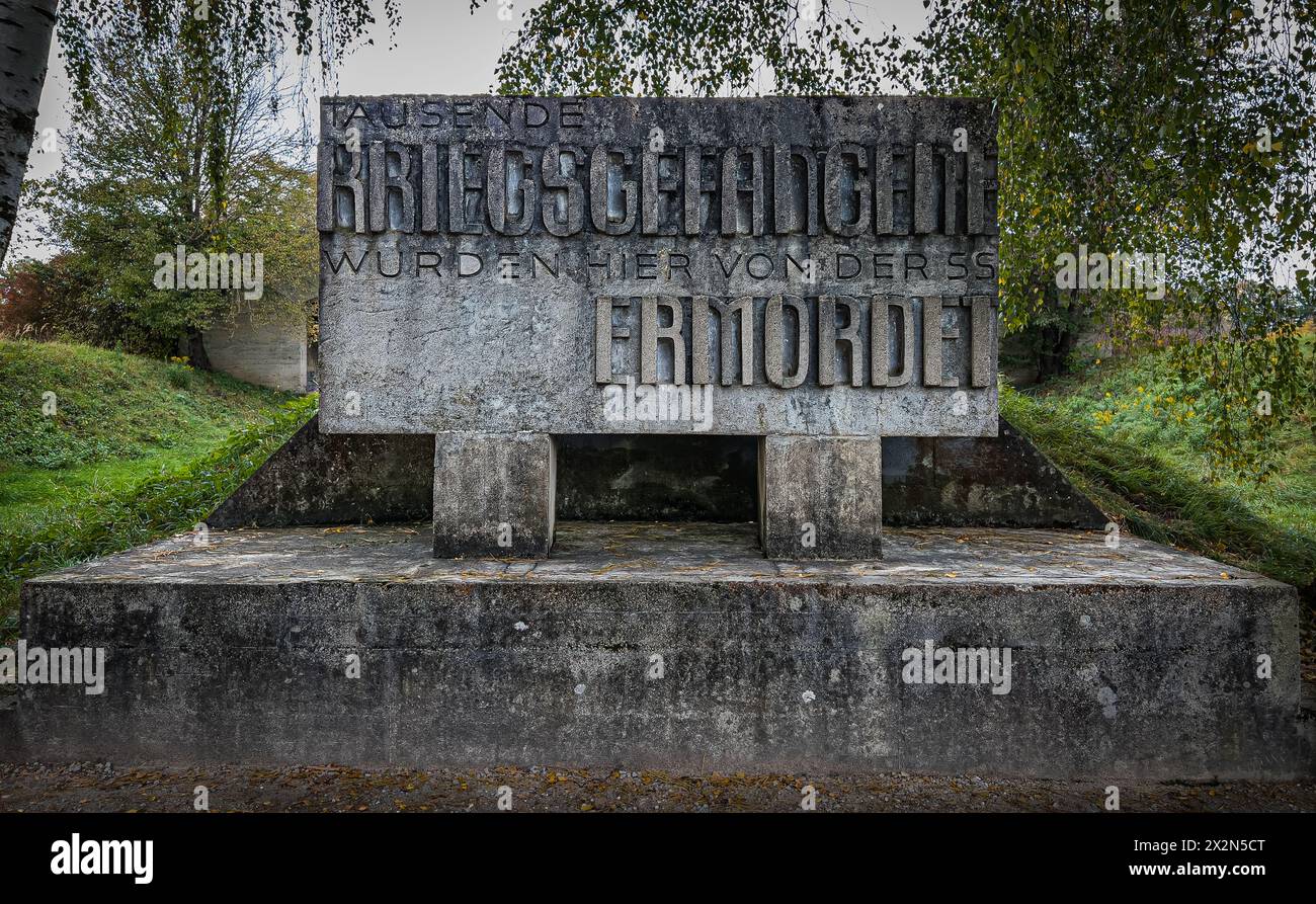 Seit den 1960er Jahren ist der ehemalige SS-Schiessplatz Hebertshausen eine Gedänksstätte. Er gehört zum KZ Dachau. Vor den Kugelfängen der Pistolensc Stock Photo