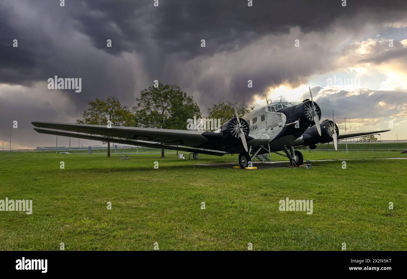 Eine Junkers Ju 52 steht ausgestellt im Besucherpark des Flughafen München. Das dreimotorige Propellerflugzeug ist besser bekannt unter dem Name 'Tant Stock Photo