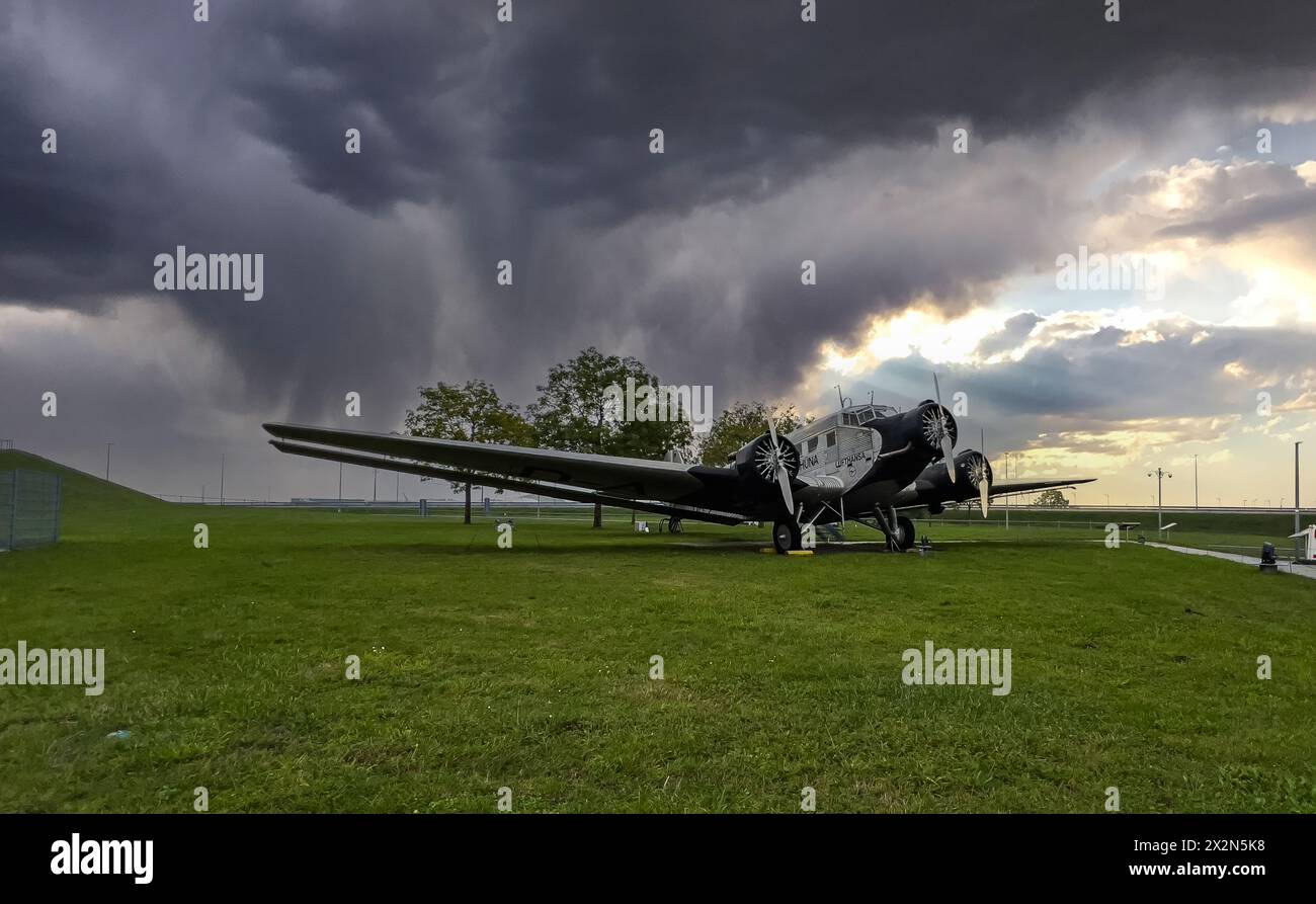 Eine Junkers Ju 52 steht ausgestellt im Besucherpark des Flughafen München. Das dreimotorige Propellerflugzeug ist besser bekannt unter dem Name 'Tant Stock Photo