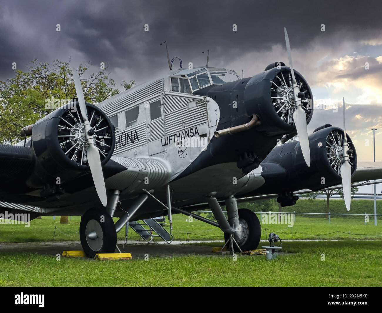 Eine Junkers Ju 52 steht ausgestellt im Besucherpark des Flughafen München. Das dreimotorige Propellerflugzeug ist besser bekannt unter dem Name 'Tant Stock Photo