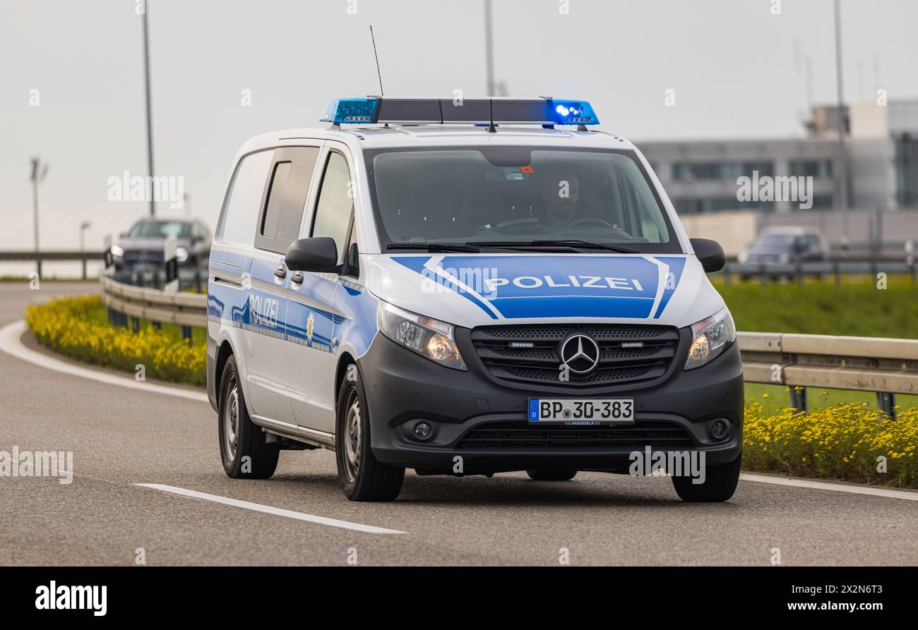 Ein Einsatz der Bundespolizei fährt beim Flughafen München mit Blaulicht zu einem Einsatz. (München, Deutschland, 09.10.2022) Stock Photo
