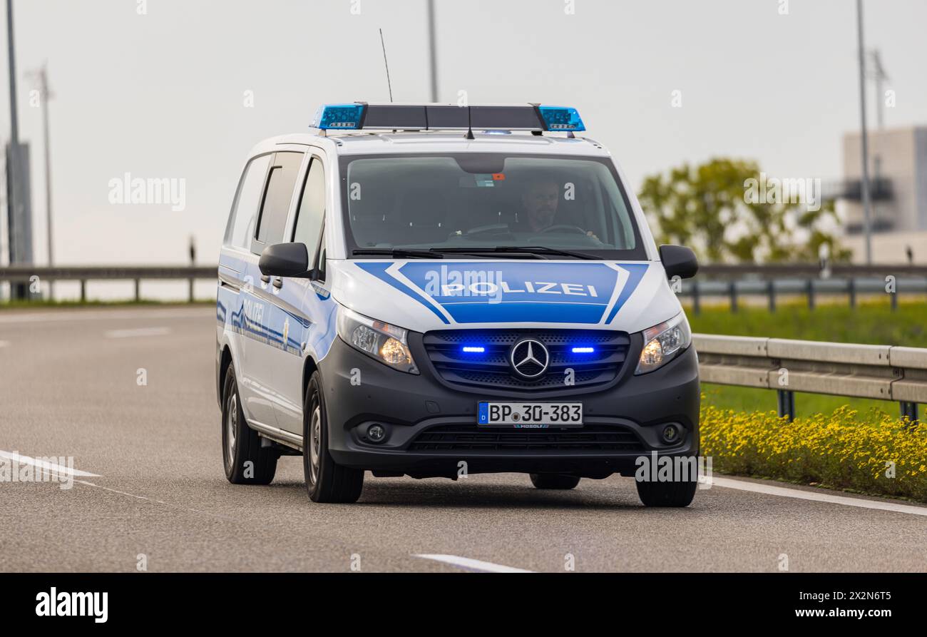 Ein Einsatz der Bundespolizei fährt beim Flughafen München mit Blaulicht zu einem Einsatz. (München, Deutschland, 09.10.2022) Stock Photo