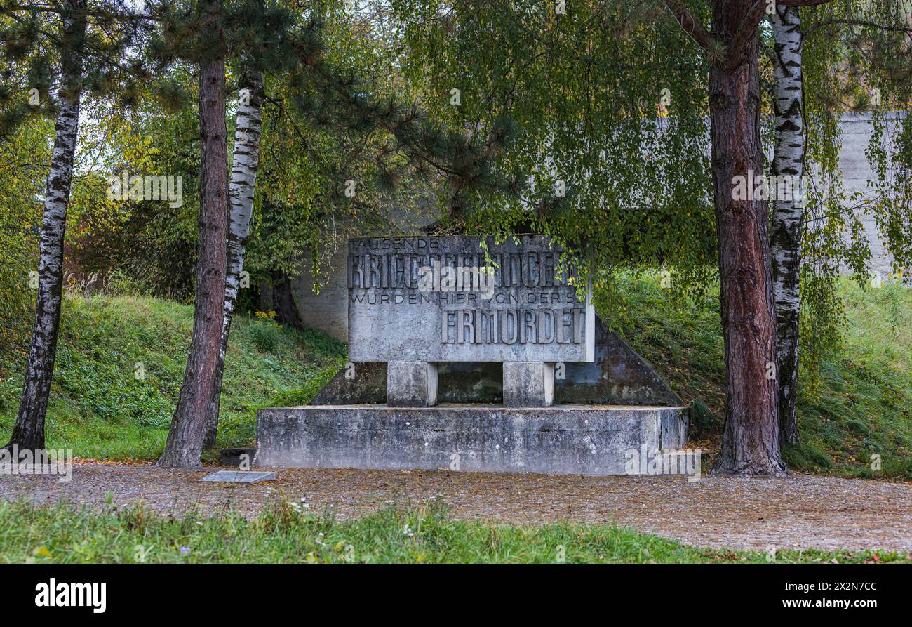 Seit den 1960er Jahren ist der ehemalige SS-Schiessplatz Hebertshausen eine Gedänksstätte. Er gehört zum KZ Dachau. Vor den Kugelfängen der Pistolensc Stock Photo