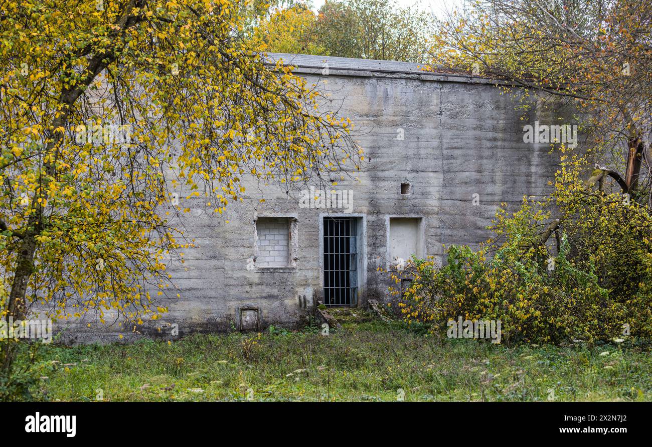 Eingang in den Kugelfang der Pistolenschiessanlage. Wo er hinführt ist unklar. Ein Gitter versperrt heute den Zugang. (Hebertshausen, Deutschland, 10. Stock Photo