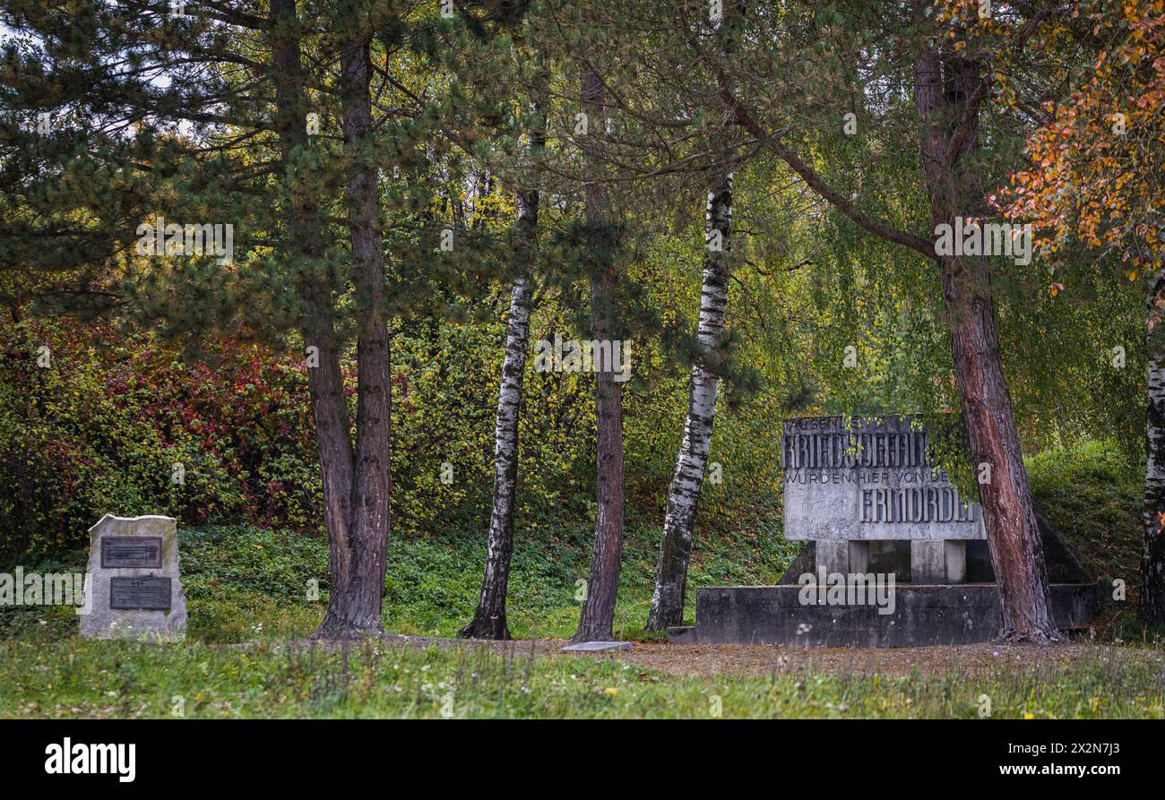 Seit den 1960er Jahren ist der ehemalige SS-Schiessplatz Hebertshausen eine Gedänksstätte. Er gehört zum KZ Dachau. Vor den Kugelfängen der Pistolensc Stock Photo