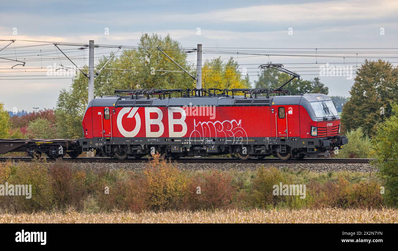 Eine Siemens Vectron Lokomotive der ÖBB auf der Bahnstrecke zwischen München und Nürnberg. (Hebertshausen, Deutschland, 10.10.2022) Stock Photo