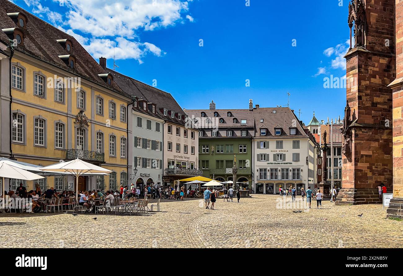 Sommerimpressionen aus der wunderschönen Altstadt von Freiburg in Breisgau in Süddeutschland. (Freiburg im Breisgau, Deutschland, 07.08.2022) Stock Photo