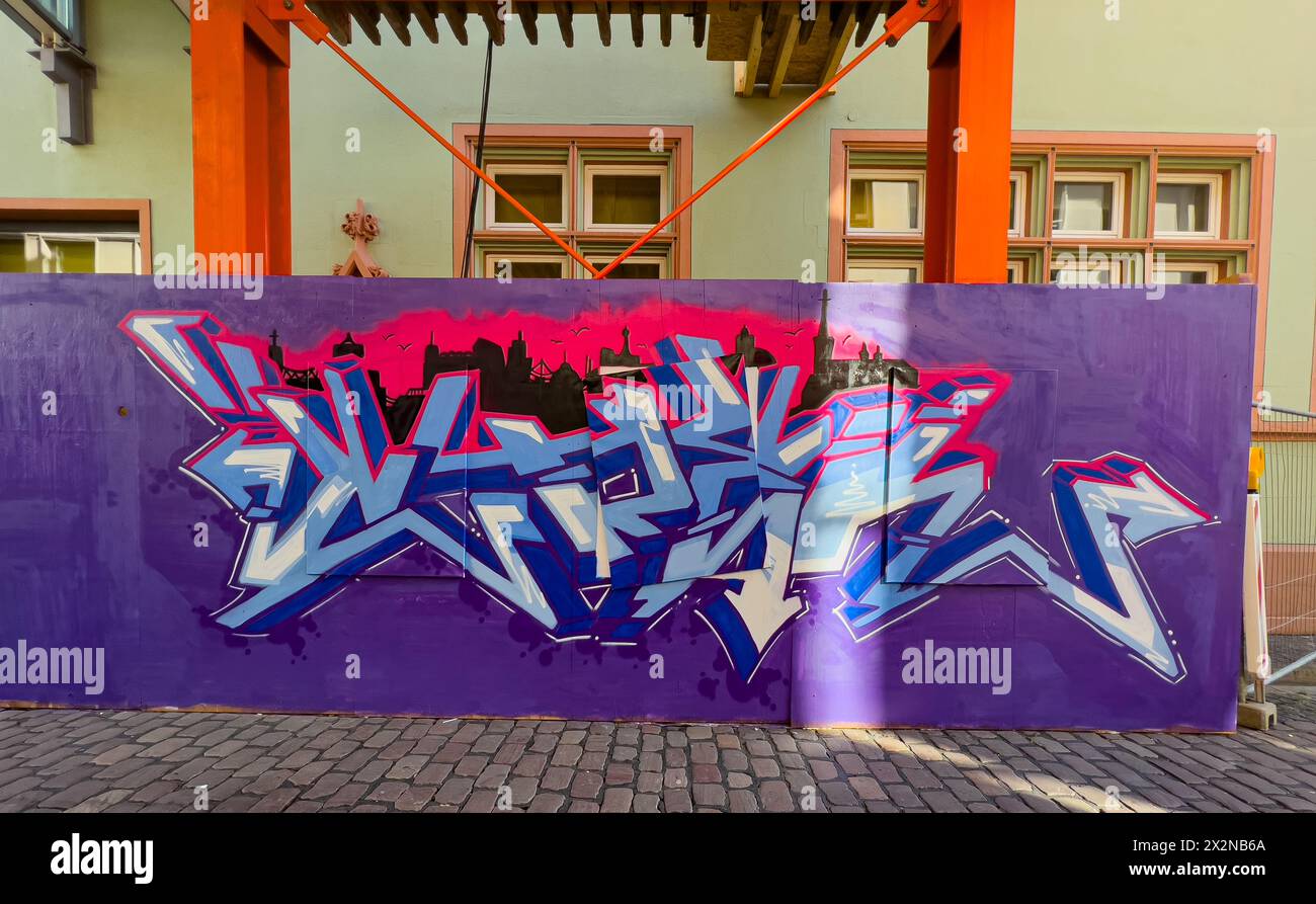 Baustellen Absperrungen wurden kunstvoll mit einem Graffiti besprayt. (Freiburg im Breisgau, Deutschland, 07.08.2022) Stock Photo