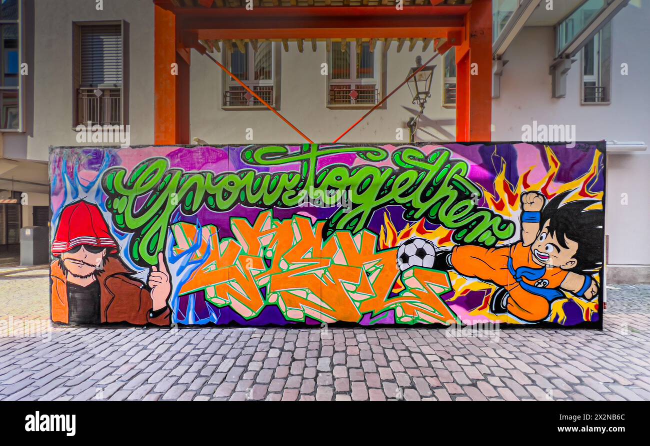 Baustellen Absperrungen wurden kunstvoll mit einem Graffiti besprayt. (Freiburg im Breisgau, Deutschland, 07.08.2022) Stock Photo