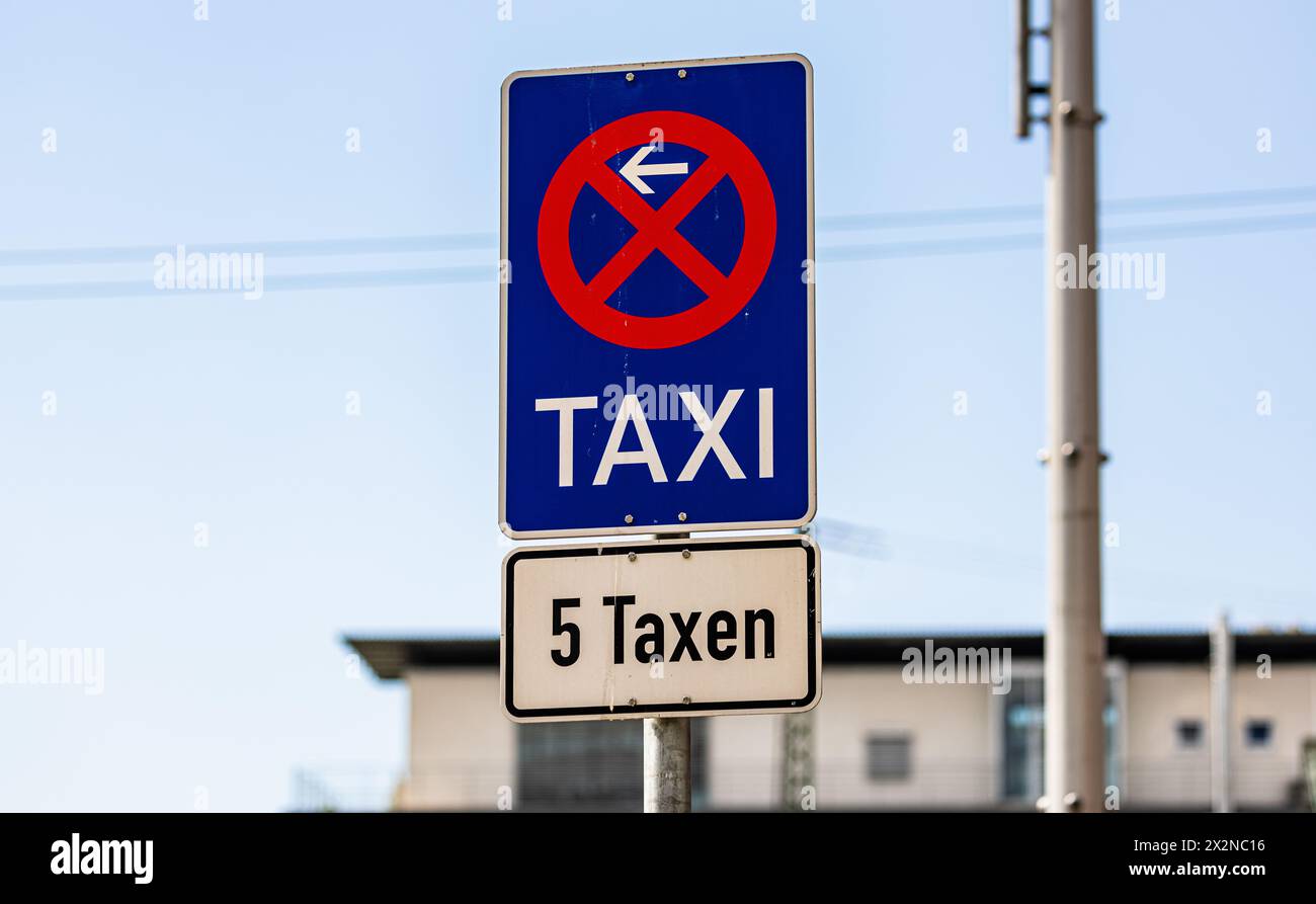 Ein Schild besagt ein Halte- und Parkverbot. Daneben dürfen maximal 5 Taxen parken. (Freiburg im Breisgau, Deutschland, 07.08.2022) Stock Photo
