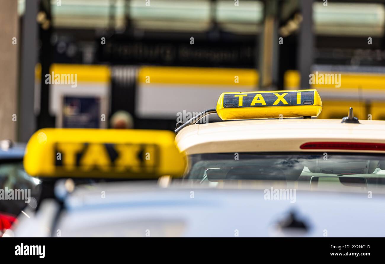 Schild auf dem Dach von Taxis, welche in den meisten Städten zum öffentlichen Verkehr zählen. (Freiburg im Breisgau, Deutschland, 07.08.2023) Stock Photo
