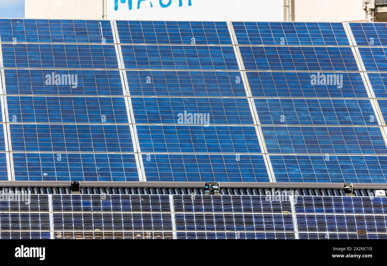 Blick auf Solarzellen, welchen Strom aus der Sonnenenergie gewinnen. (Freiburg im Breisgau, Deutschland, 07.08.2022) Stock Photo