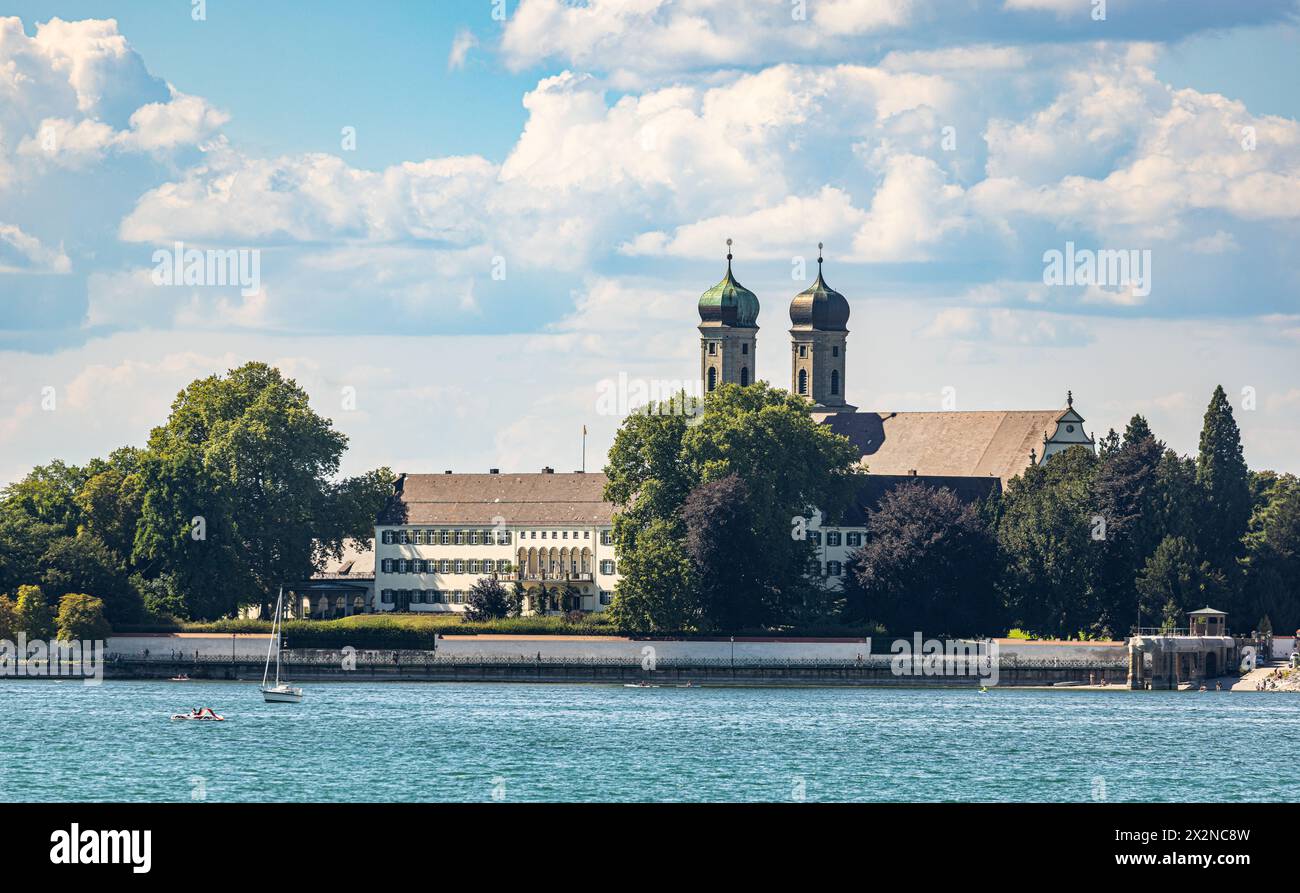 Blick von der Fähre auf dem Bodensee zum Schloss Friedrichshafen. (Friedrichshafen, Deutschland, 21.08.2022) Stock Photo