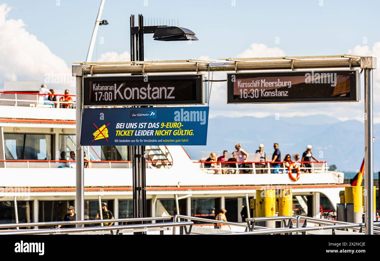 Bei einem Schiffsteg im Hafen von Friedrichshafen stehen die nächsten Abfahrtszeiten, sowie Zieldestinationen. Auf dem Katamaran und bei den Bodensee Stock Photo