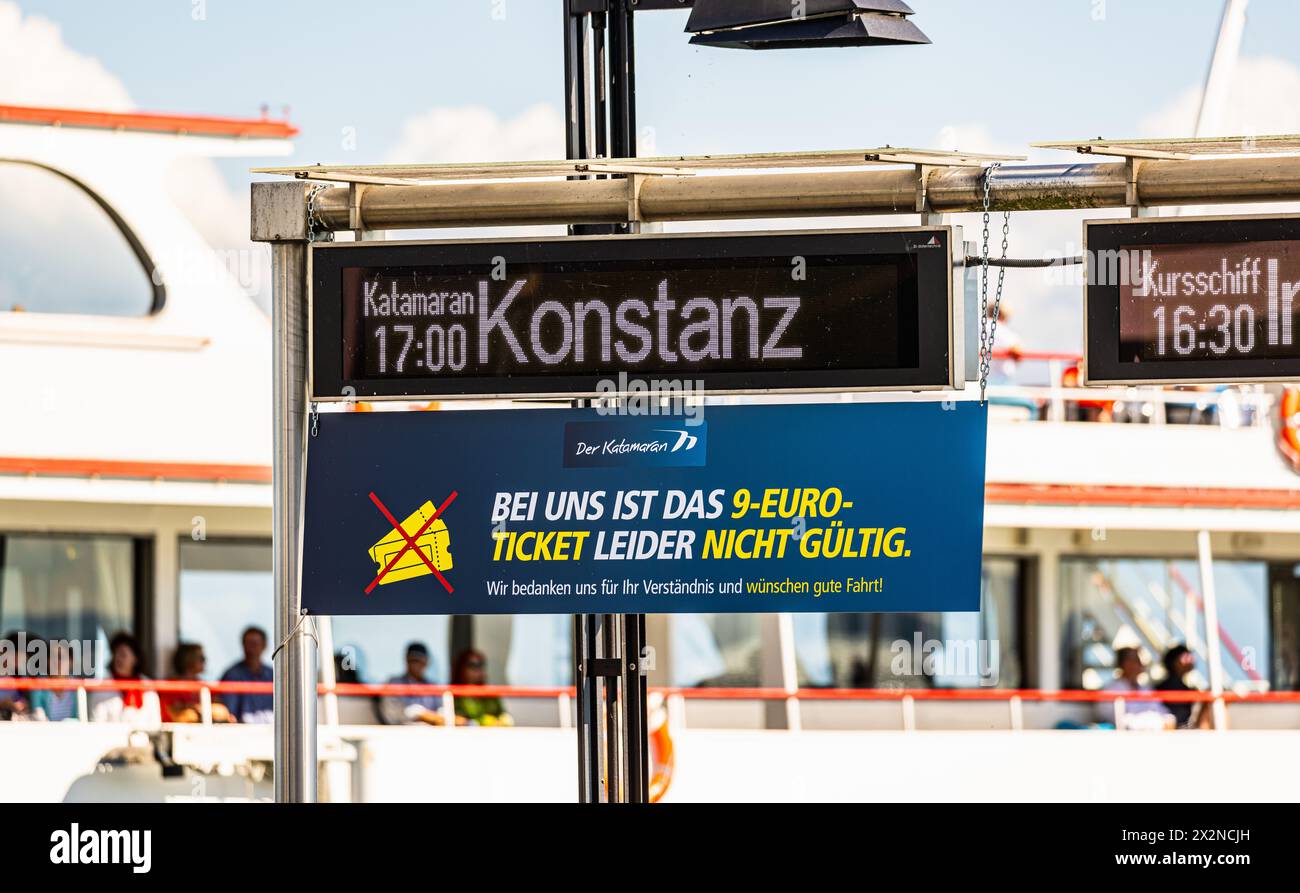 Bei einem Schiffsteg im Hafen von Friedrichshafen stehen die nächsten Abfahrtszeiten, sowie Zieldestinationen. Auf dem Katamaran und bei den Bodensee Stock Photo