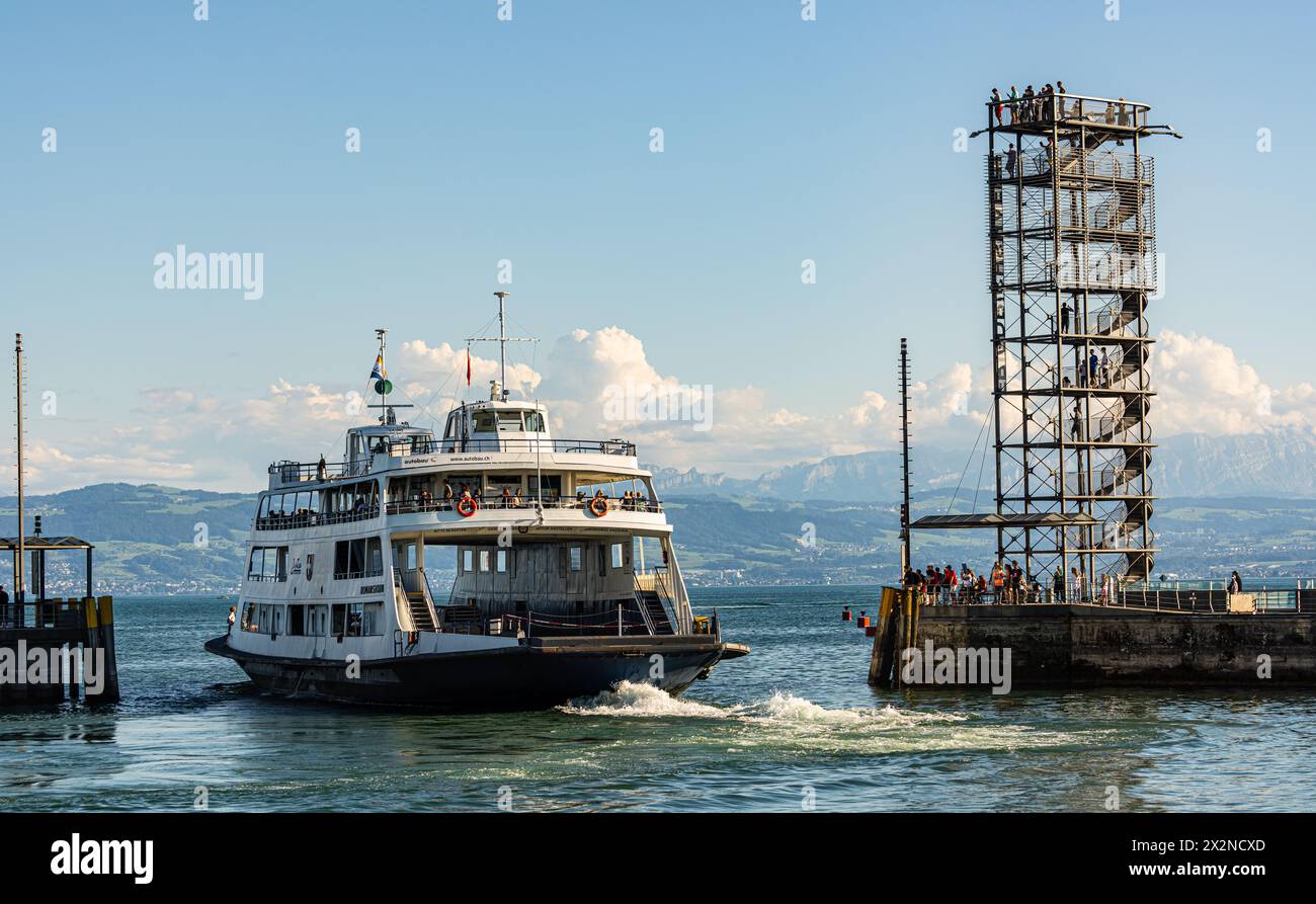 Die Bodenseefähre Romanshorn fährt aus dem Hafen Friedrichshafen auf den Bodensee hinaus. Ziel ist der Hafen Romanshorn auf Schweizer Seite. (Friedric Stock Photo