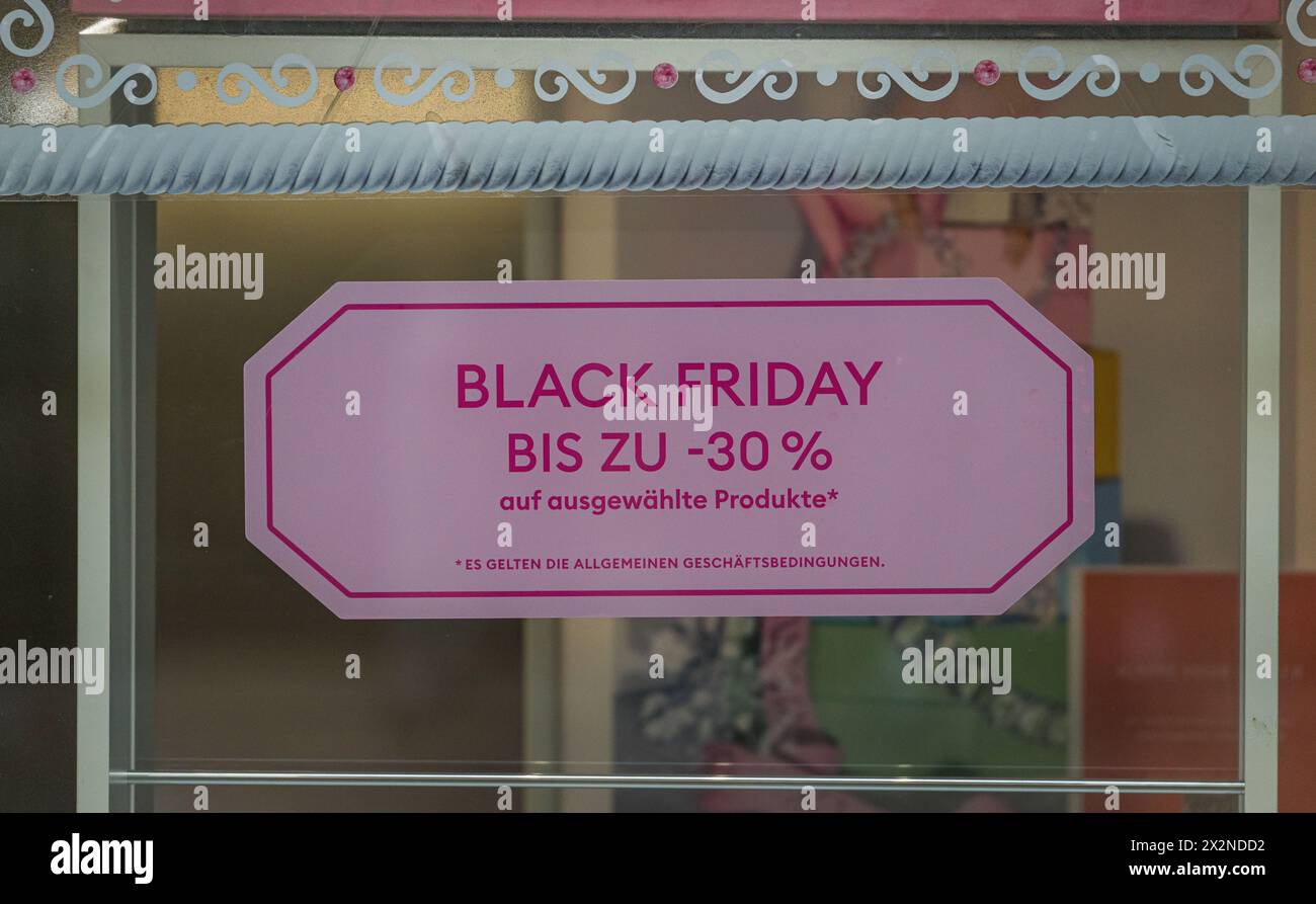 Für den bevorstehenden Black Friday werden ausgewählte Produkte 30% in einem Geschäft reduziert. (Konstanz, Deutschland, 20.11.2022) Stock Photo