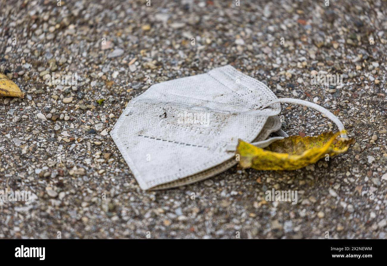 Eine gebrauchte FFP2-Maske wurde auf den Boden geworfen. Deutschland, 09.10.2022) Stock Photo