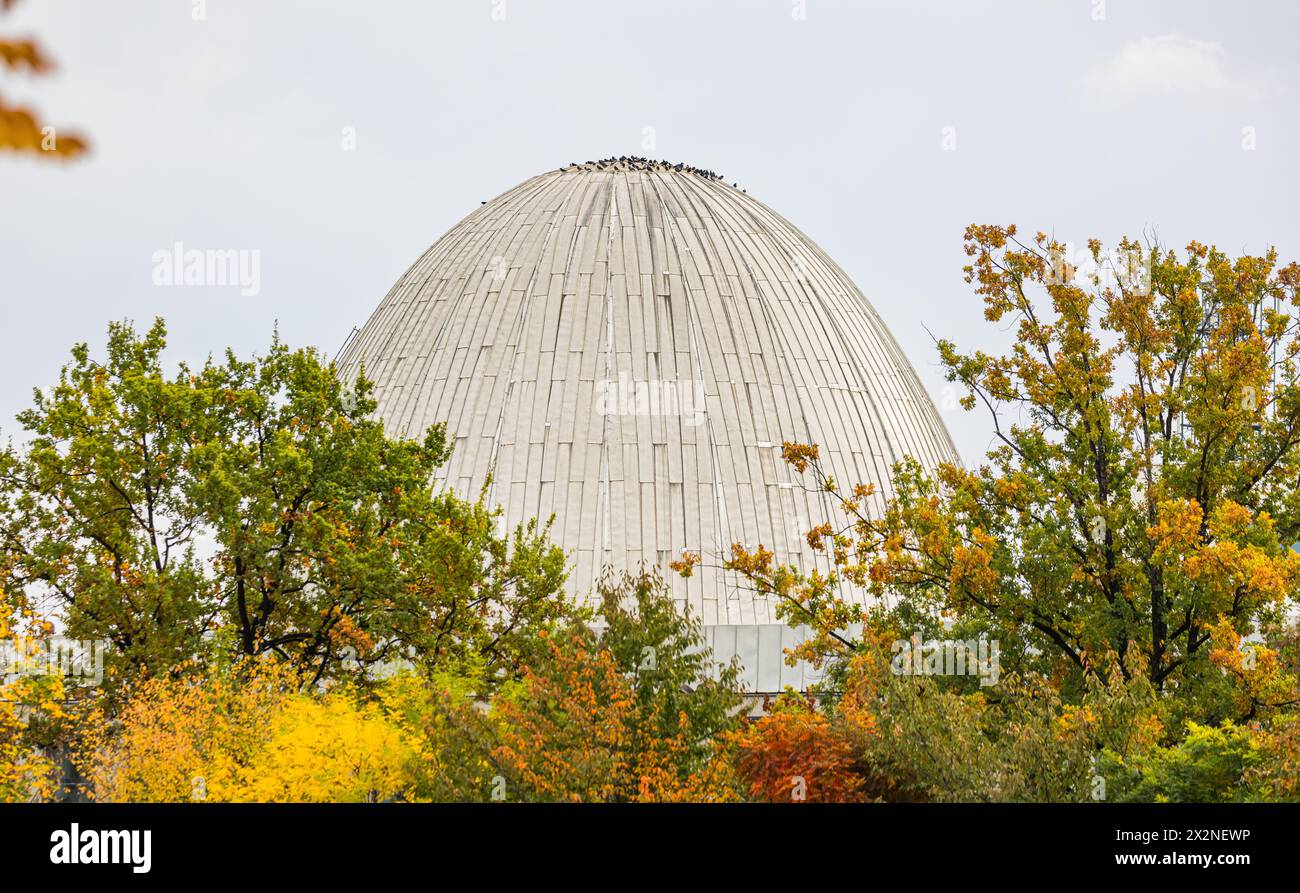 Der Forschungsreaktor der Technischen Universität München (TUM) wird auch als Atomei Garching bezeichnet. (Garching b. München, Deutschland, 09.10.202 Stock Photo