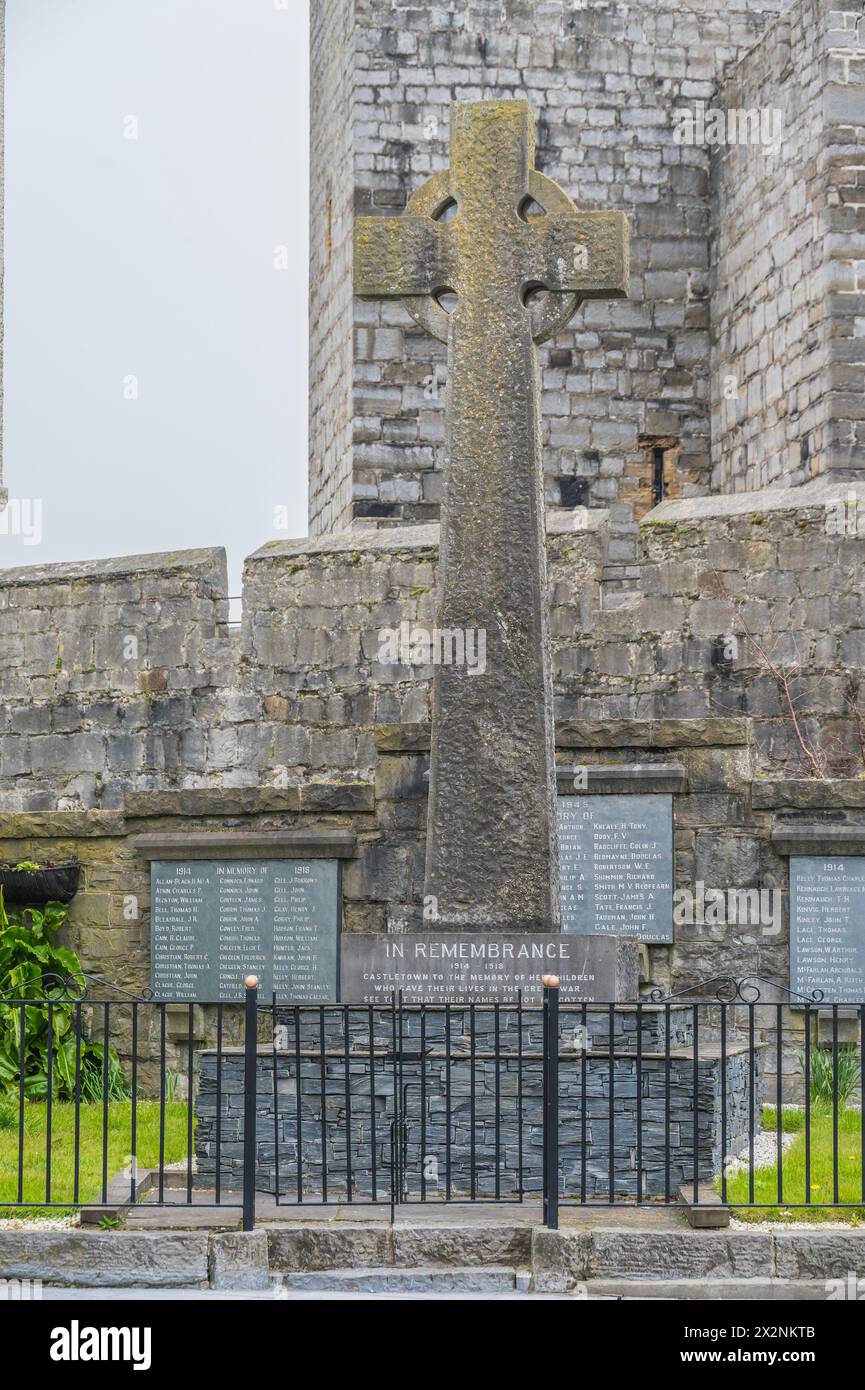 The image is of Castletown's War Memorial in the grounds of the 12th century Viking Fortress of Castle Rushen Stock Photo