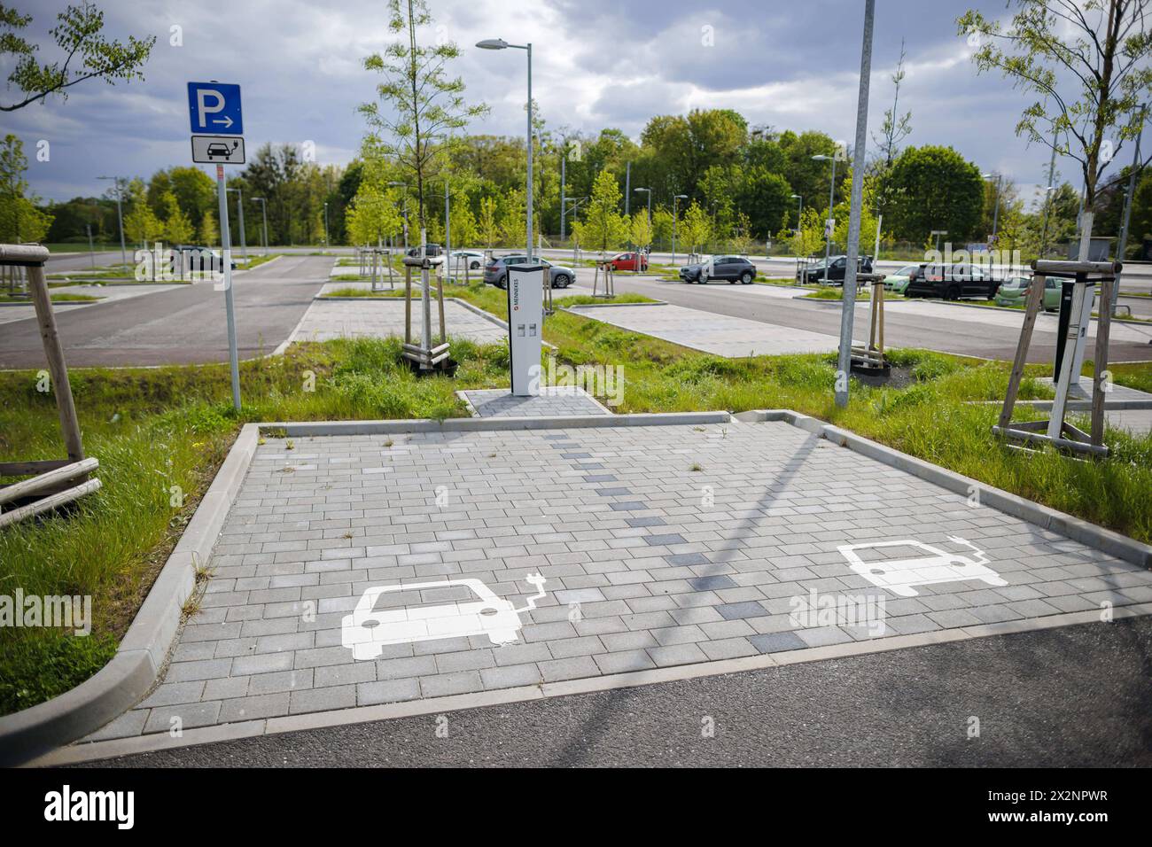 Symbolfoto. Parkplaetze und Ladesaeulen fuer Elektroautos stehen auf einen neu gebauten