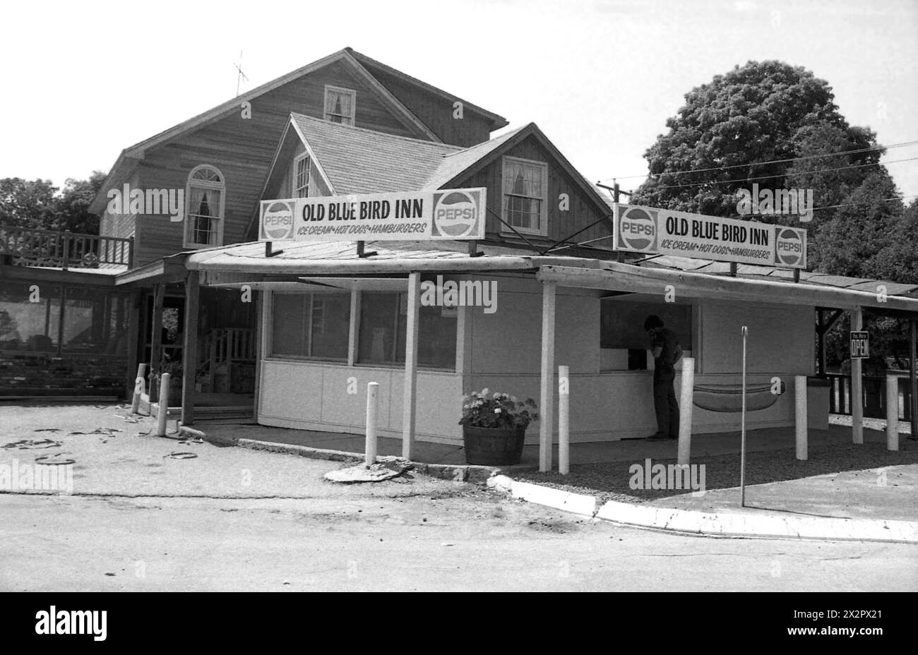 Olde blue bird inn hi-res stock photography and images - Alamy