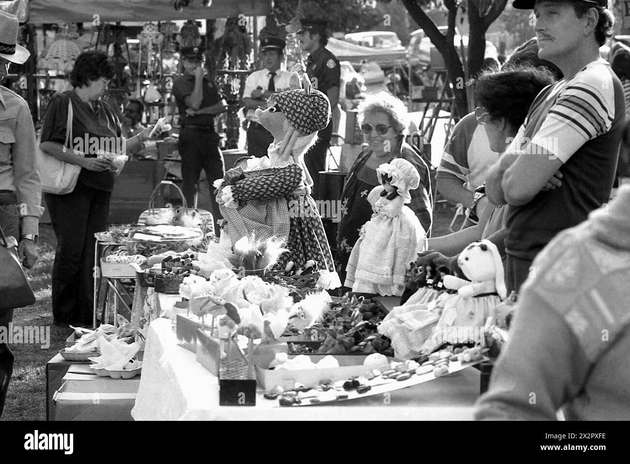 Connecticut, U.S.A., 1982. Vendors at a heritage craft fair Stock Photo