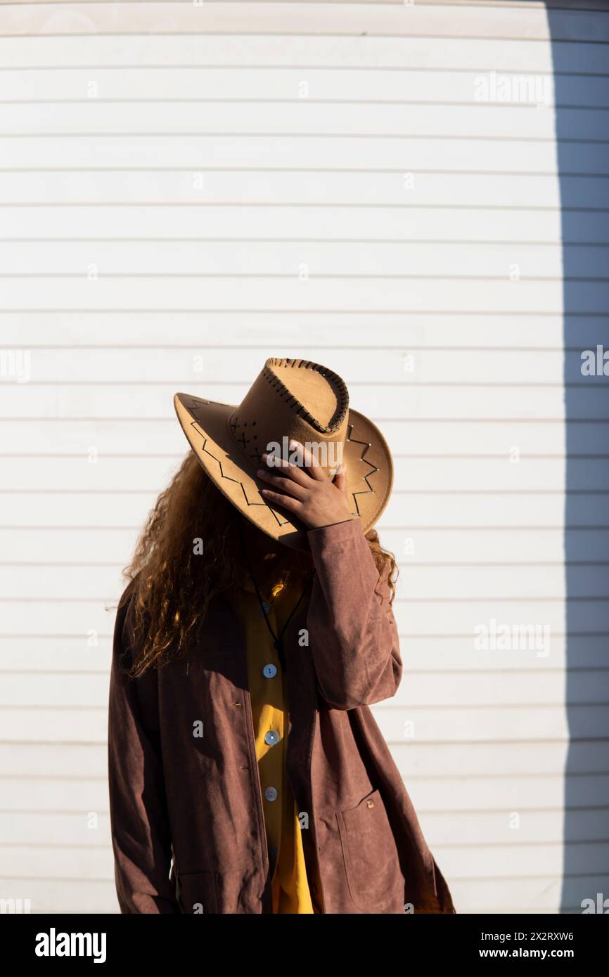 Woman wearing cowboy hat hi-res stock photography and images - Alamy