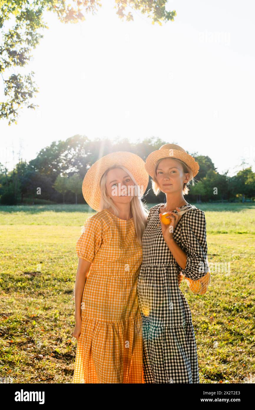 Women wearing summer hats hi-res stock photography and images - Alamy