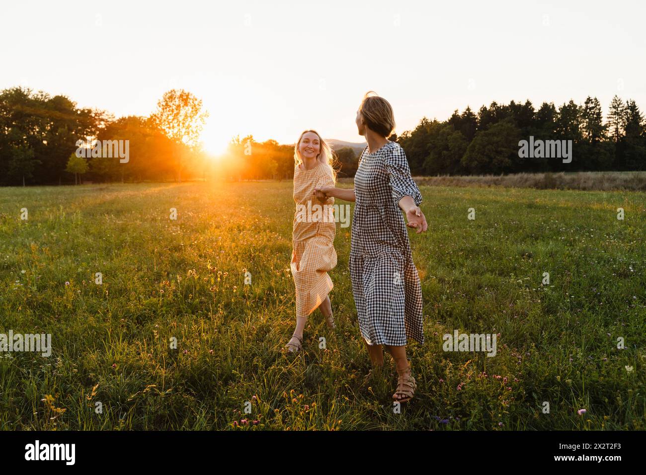 Women walking holding hands hi-res stock photography and images - Alamy