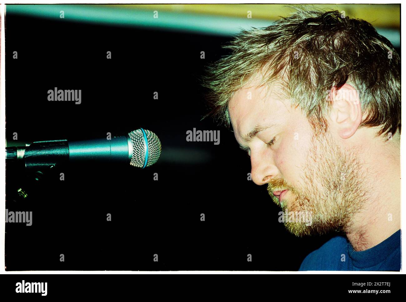 GUY GARVEY, ELBOW, YOUNG, 2001: A young Guy Garvey of the British rock band Elbow playing live with their debut album 'Asleep In The Back' at Clwb Ifor Bach (The Welsh Club) in Cardiff, Wales, UK on 6 May 2001. Photograph: Rob Watkins. INFO: Elbow, a British rock band formed in 1997 in Manchester, captivates audiences with their emotive lyrics and anthemic melodies. Hits like 'One Day Like This' showcase their distinctive sound, earning them critical acclaim and a dedicated fan base worldwide. Stock Photo