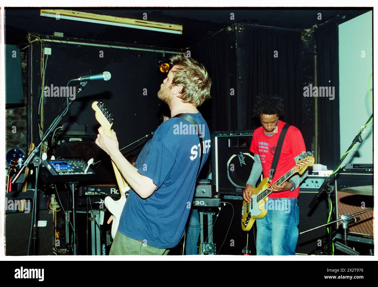 GUY GARVEY, ELBOW, YOUNG, 2001: A young Guy Garvey of the British rock band Elbow playing live with their debut album 'Asleep In The Back' at Clwb Ifor Bach (The Welsh Club) in Cardiff, Wales, UK on 6 May 2001. Photograph: Rob Watkins. INFO: Elbow, a British rock band formed in 1997 in Manchester, captivates audiences with their emotive lyrics and anthemic melodies. Hits like 'One Day Like This' showcase their distinctive sound, earning them critical acclaim and a dedicated fan base worldwide. Stock Photo