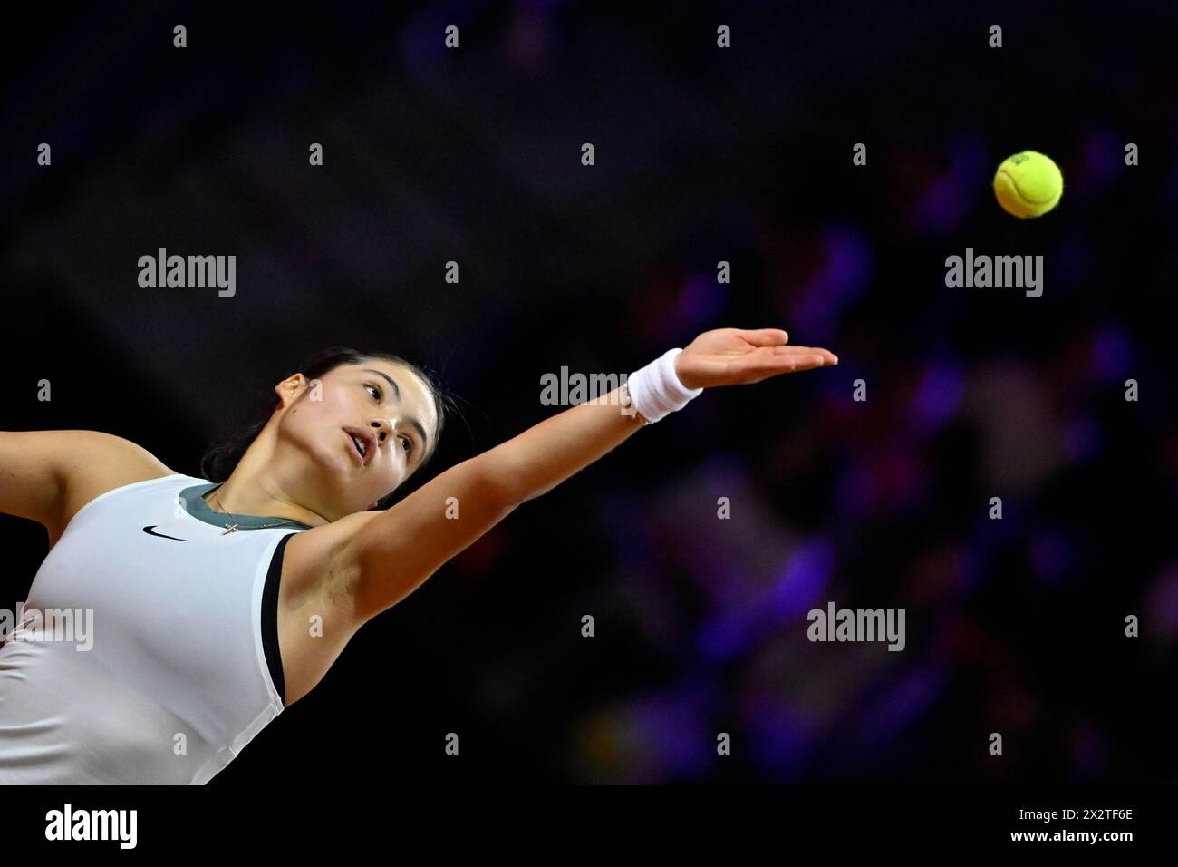 Emma Raducanu (GBR) action, serve, tennis, Porsche Cup 2024, Porsche