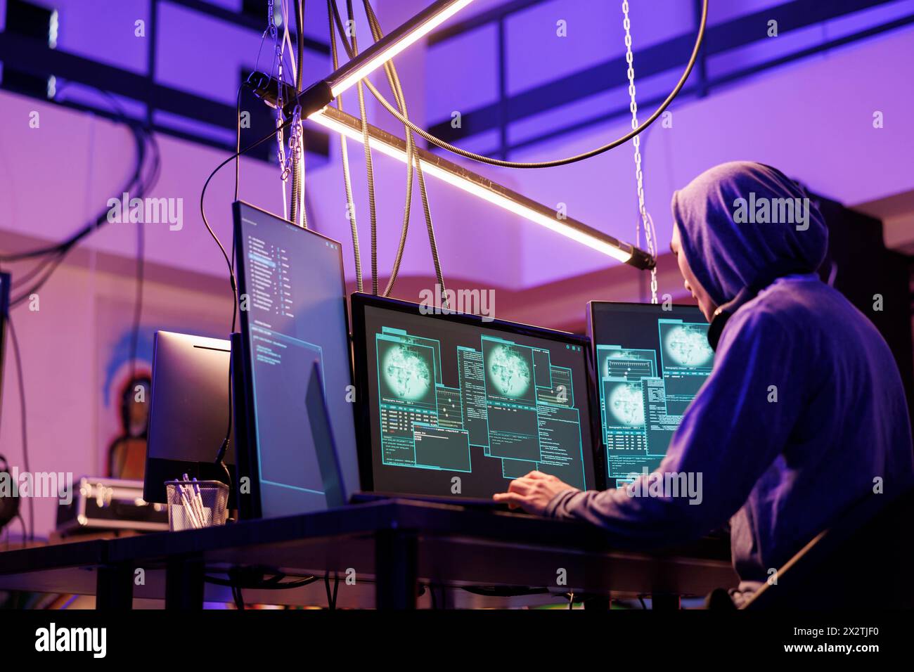 Hacker screen multiple windows hi-res stock photography and images - Alamy