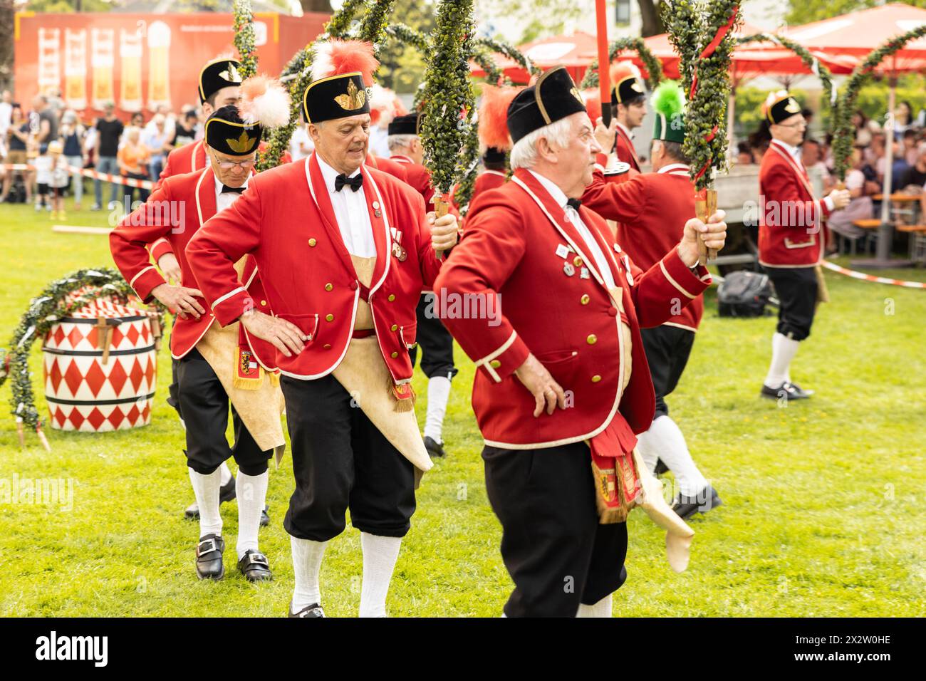 AUSTRIA, SALZBURG - 7 MAI, 2023: traditional dance at the maypole ...