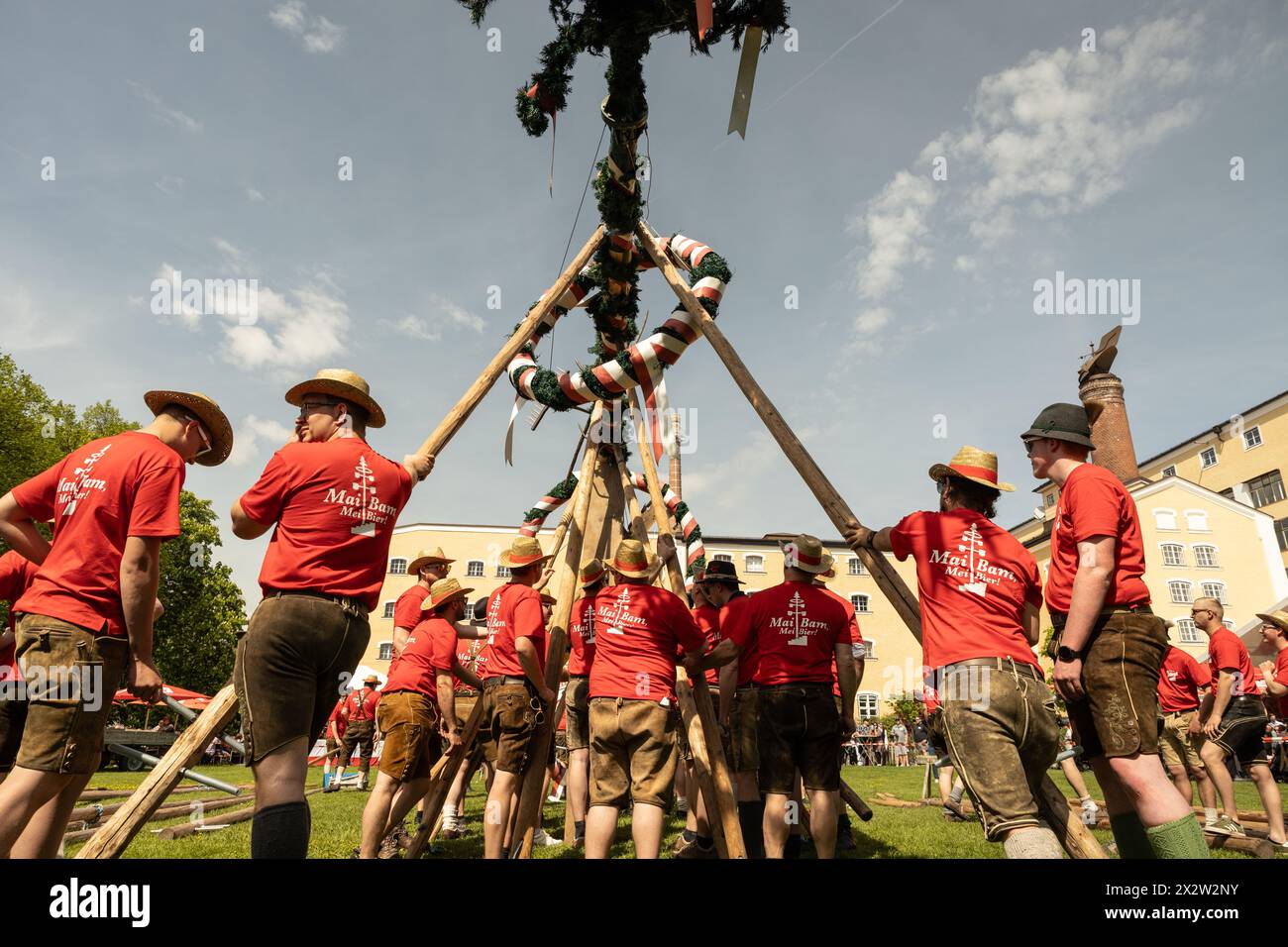 People lifting their maypole hi-res stock photography and images - Alamy