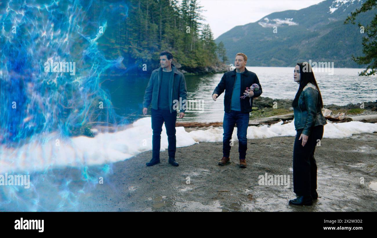 RESIDENT ALIEN, from left: Enver Gjokaj, Alan Tudyk, Sara Tomko