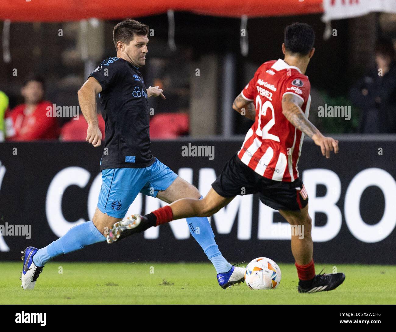 La Plata, Argentina. 23rd Apr, 2024. Enzo Perez of Estudiantes battles for possession ball with Walter Kannemann of Gremio during the match between Estudiantes and Gremio for the third round of group C of Copa Libertadores 2024, at Jorge Kuis Hirschi Stadium, in La Plata, Argentina on April 24. Photo: Richard Ducker/DiaEsportivo/Alamy Live News Stock Photo